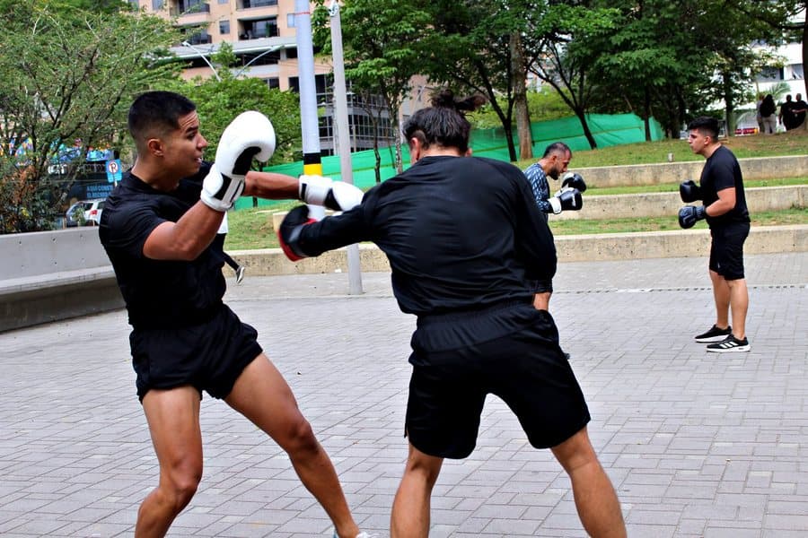 Clase de boxeo del profe Wil al aire libre en Ciudad del Río.