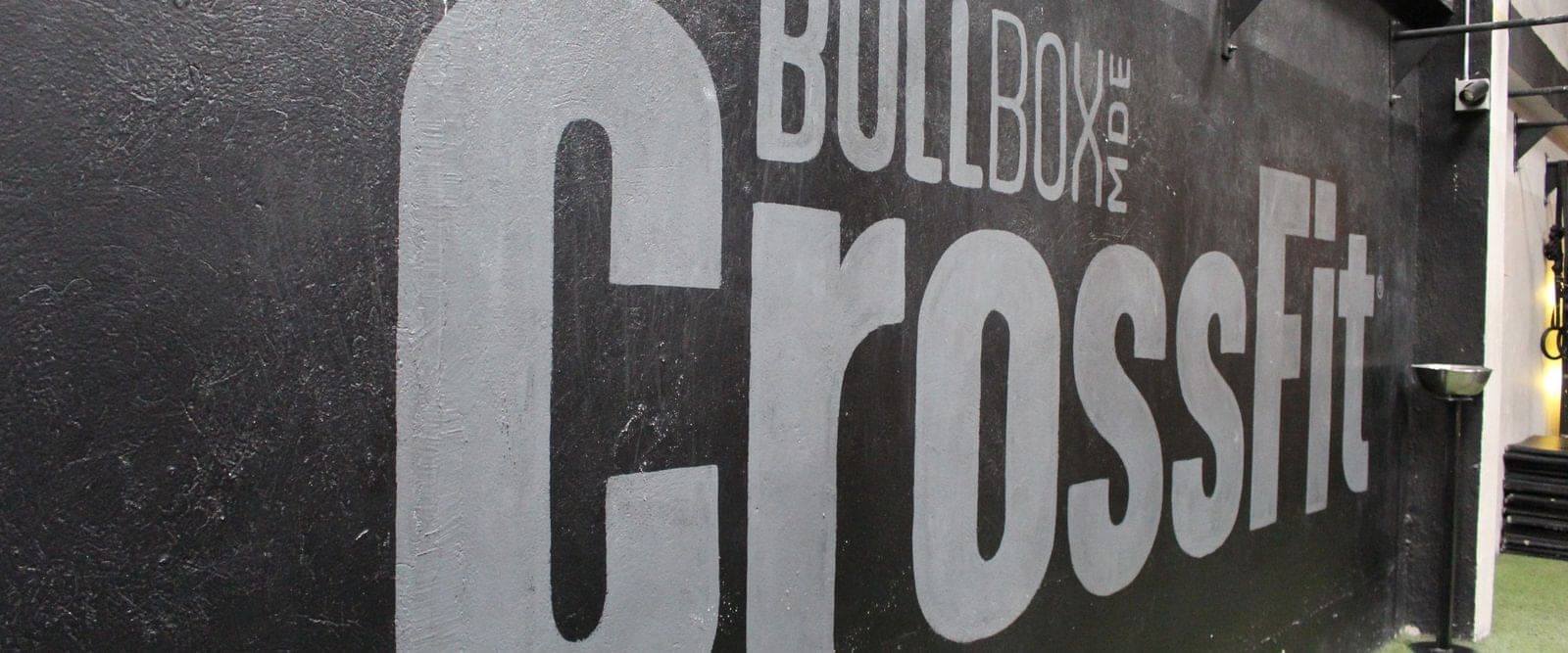 El mural de BullBox CrossFit en la pared del gimnasio.