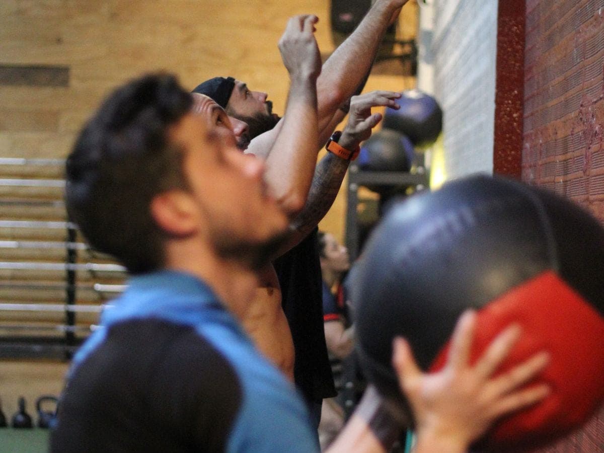 Un grupo lanza balones medicinales en BullBox.