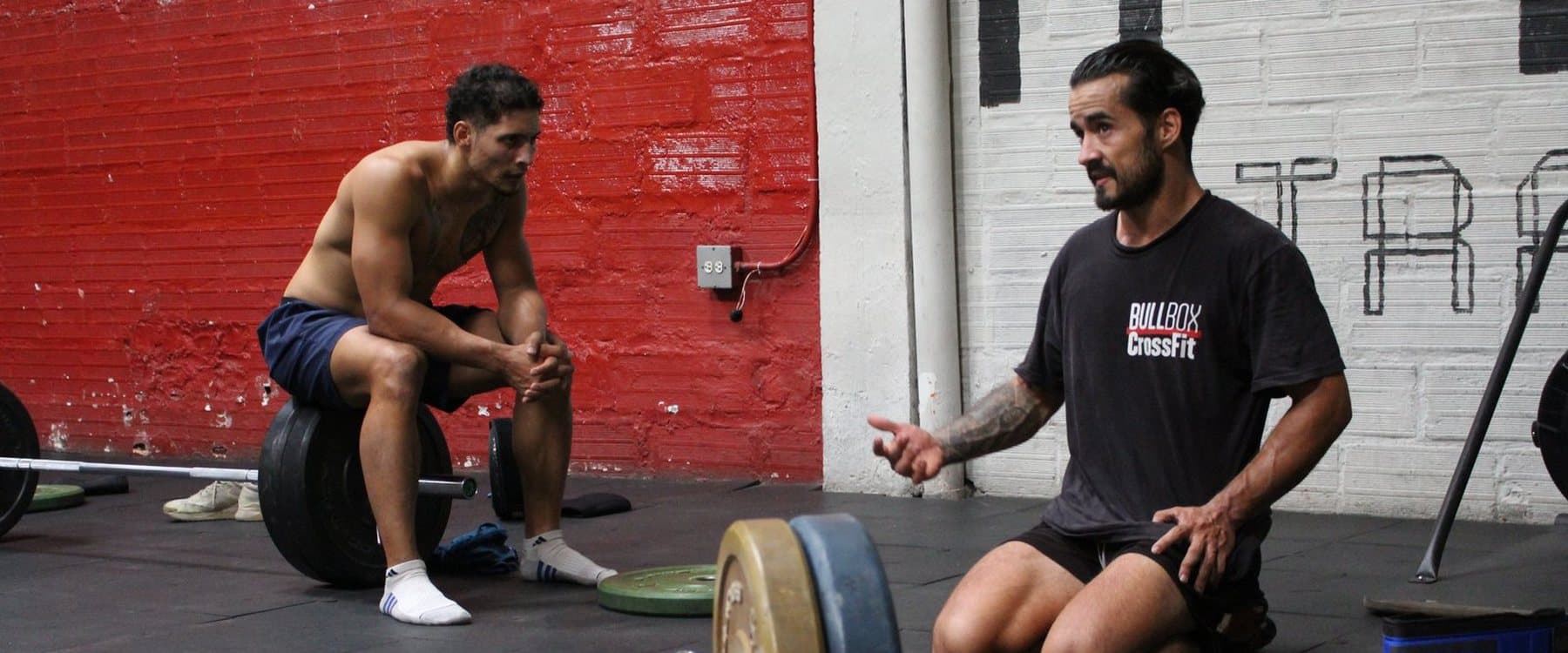 Coach y atleta conversando entre series en BullBox.