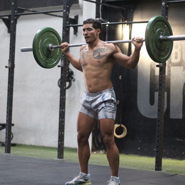 Un atleta hace una sentadilla con la barra en la espalda en BullBox.