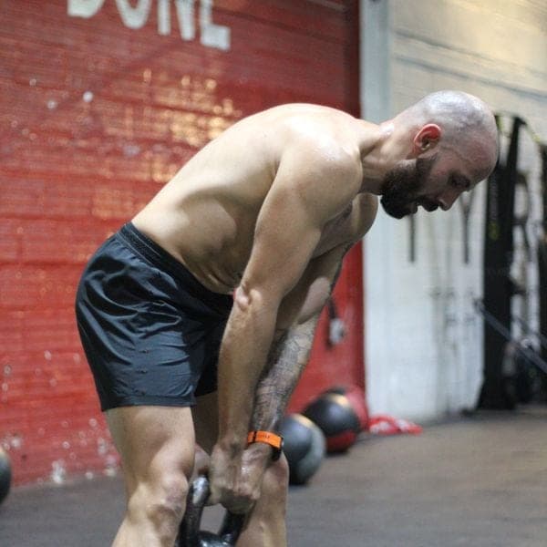 Un atleta levanta una kettlebell en BullBox.